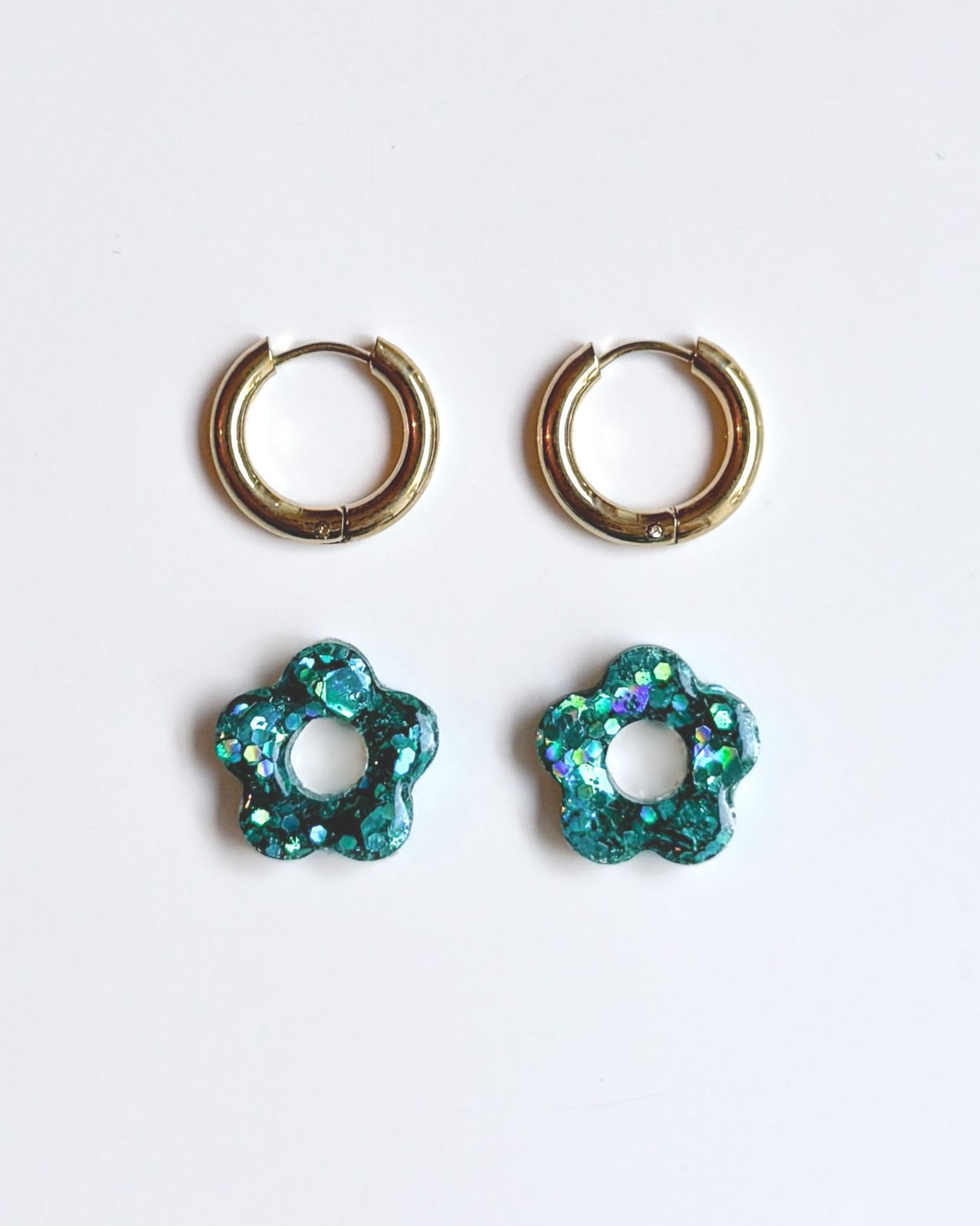 Boucle d’oreille créole fleur avec paillettes et résine turquoise sur anneau doré