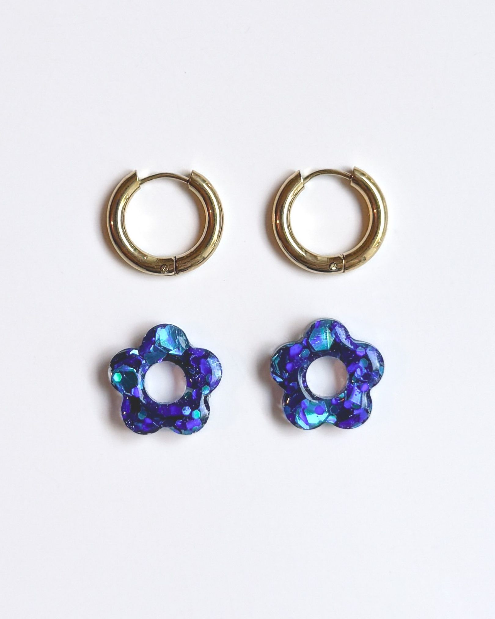 Boucle d’oreille créole fleur pailletée en résine bleue sur anneau doré