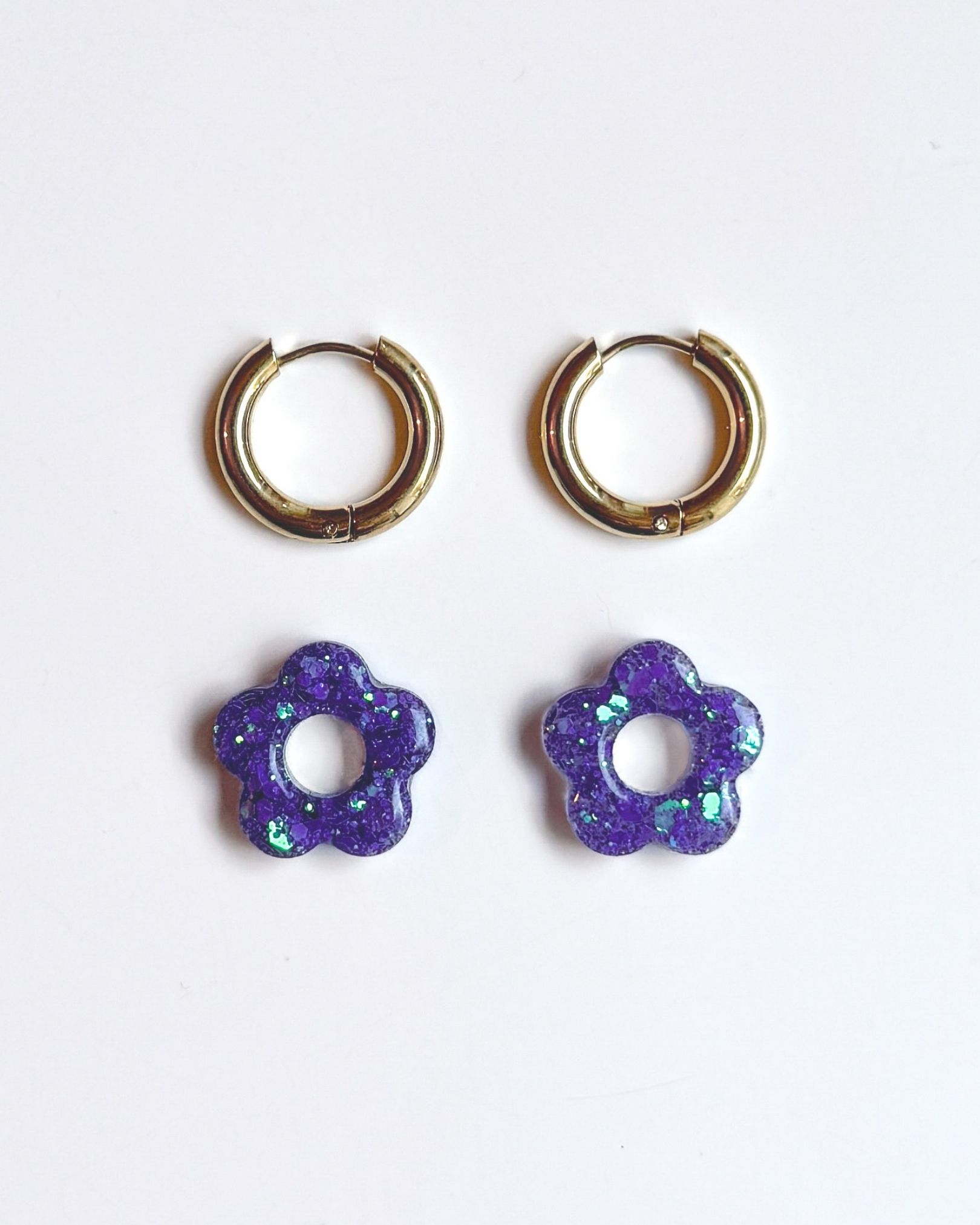 Boucle d’oreille créole fleur en résine violette pailletée sur anneau doré