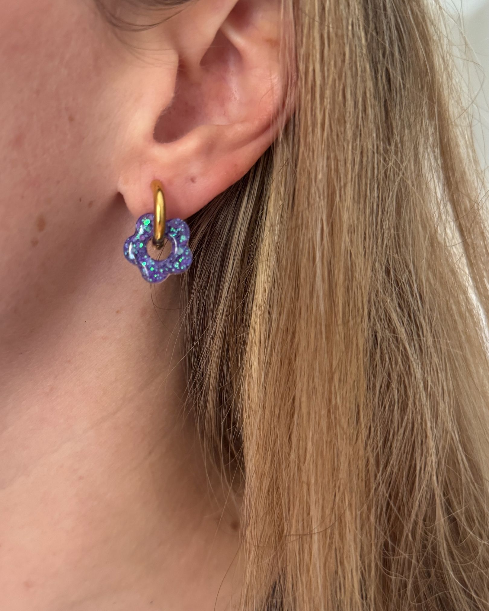 Boucle d’oreille créole fleur pailletée en résine violette sur anneau doré