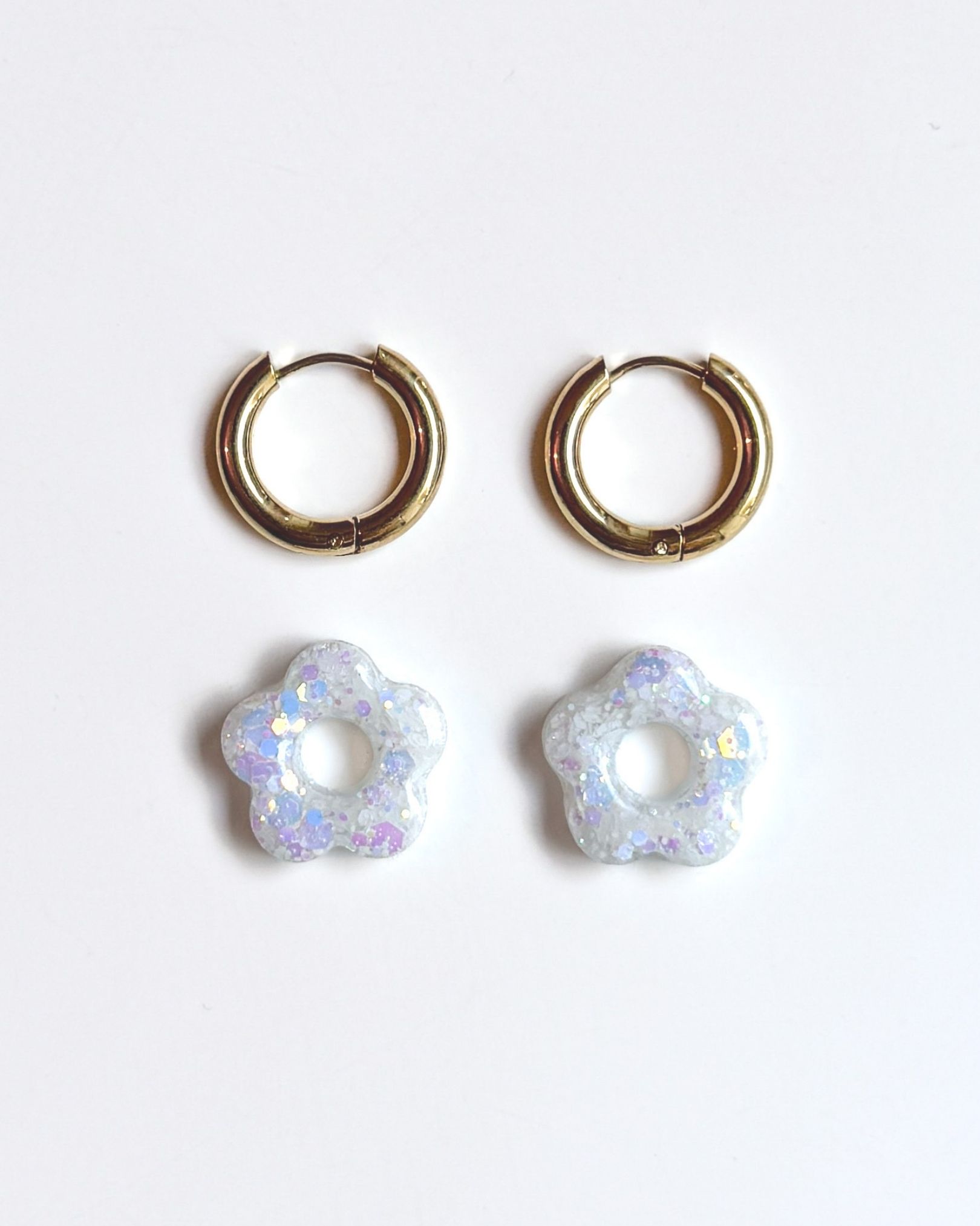 Boucle d’oreille créole fleur pailletée en résine blanche avec anneau doré
