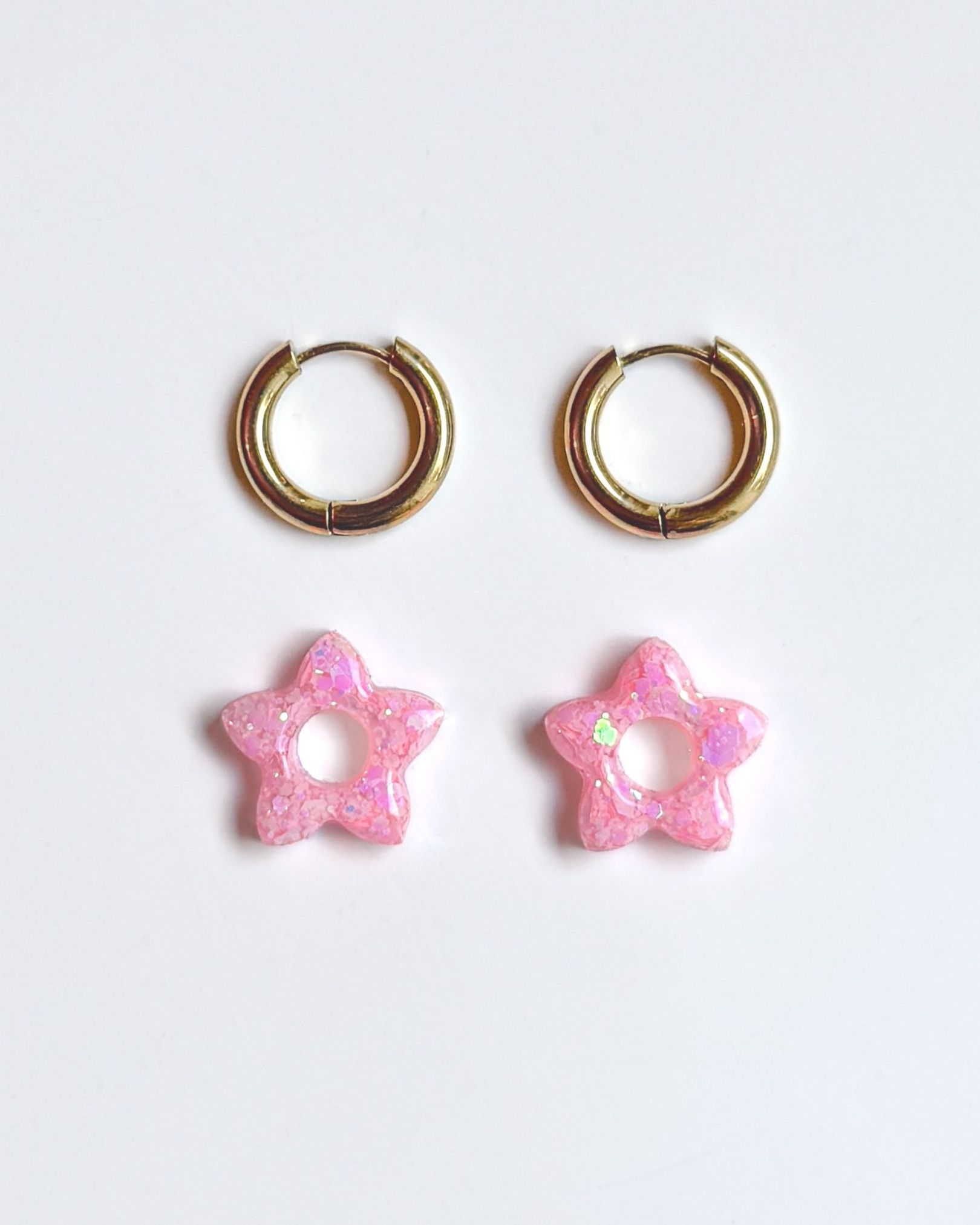 Boucle d’oreille créole fleur en résine pailletée rose bubble gum sur anneau doré