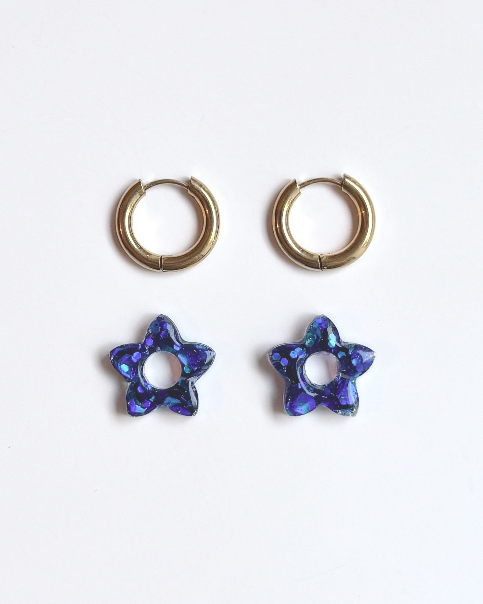 Boucle d’oreille créole fleur pailletée en résine bleue et sur anneau doré