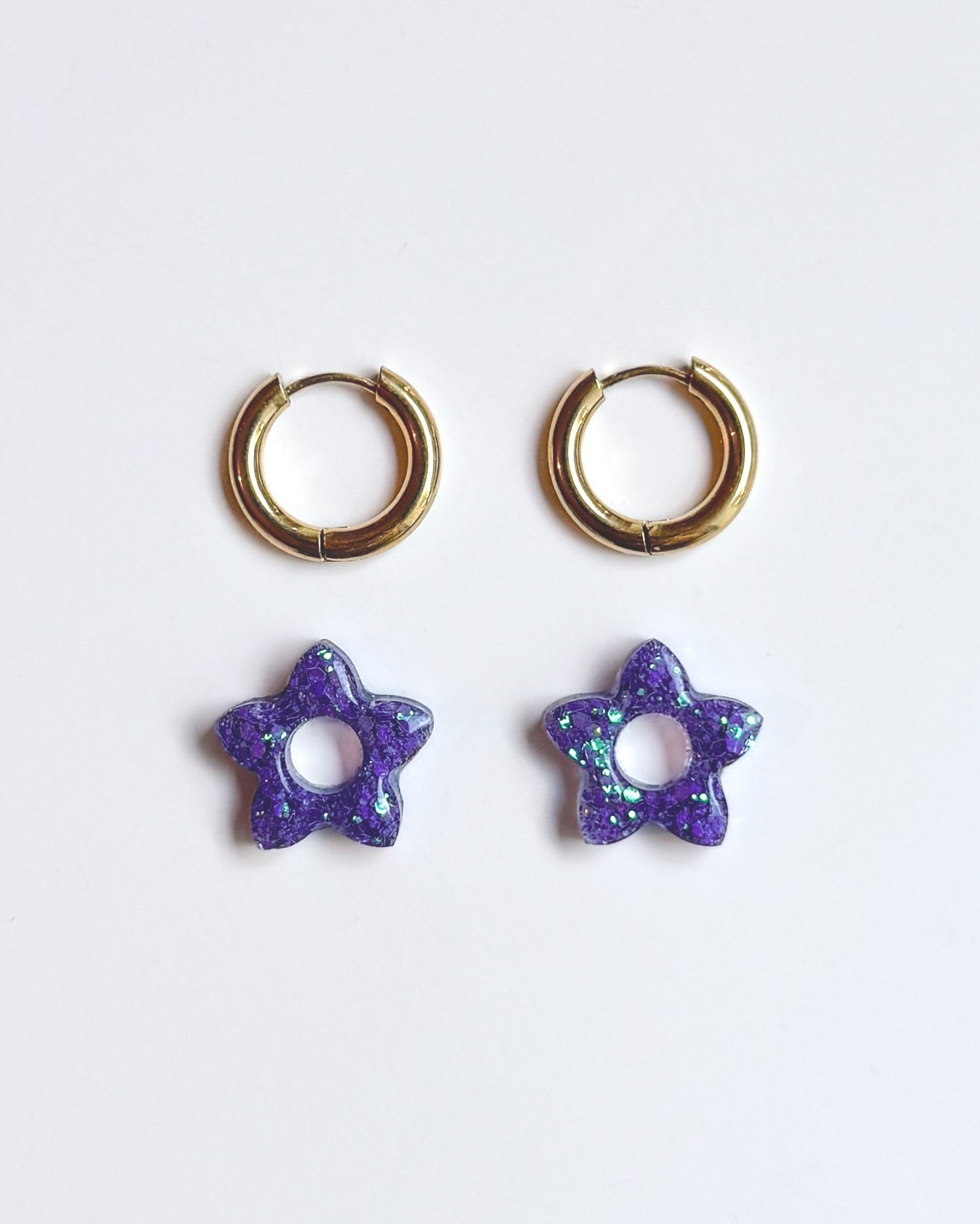 Boucle d’oreille créole fleur en résine violette pailletée sur anneau doré