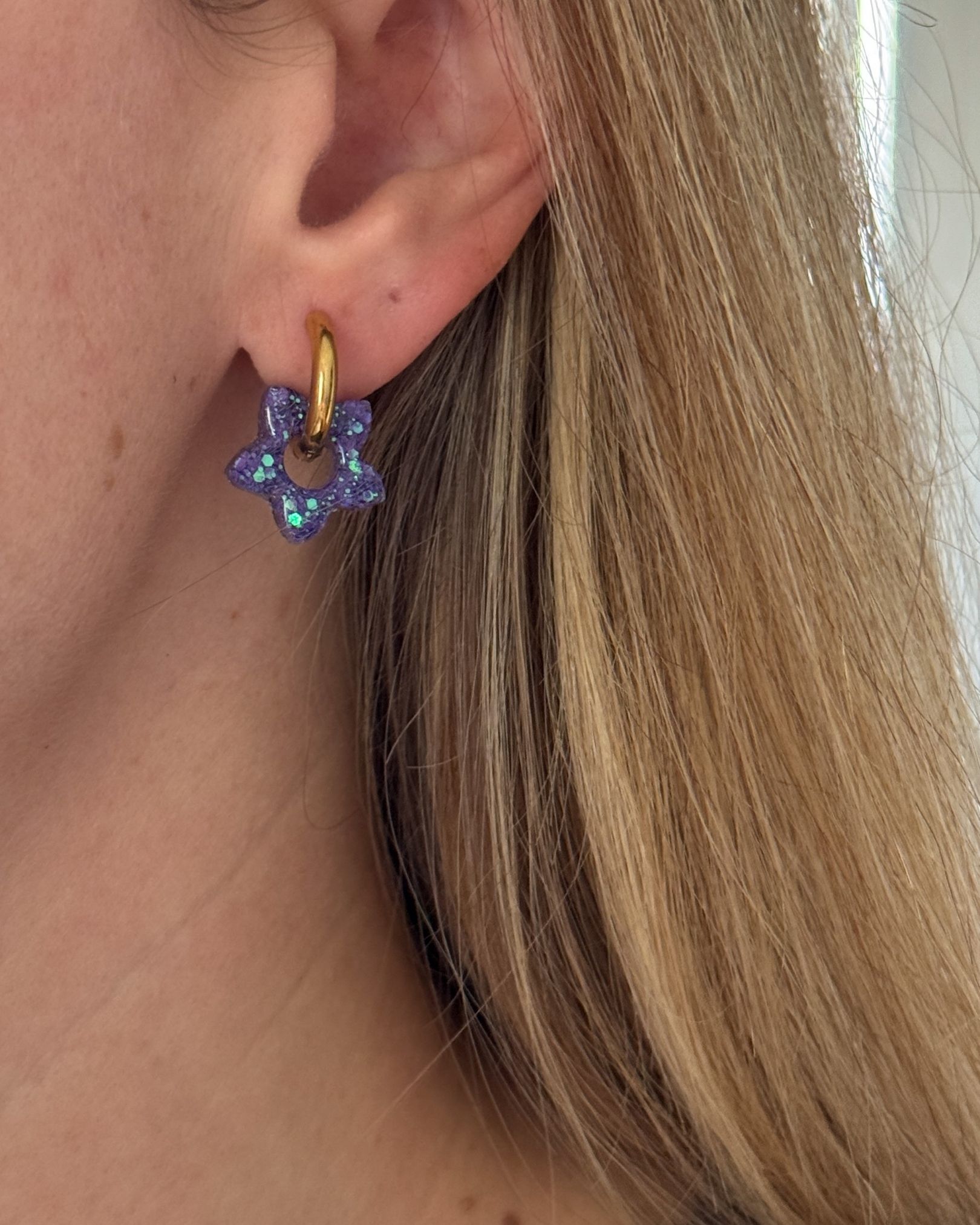 Boucle d’oreille créole fleur en résine violette pailletée sur anneau doré