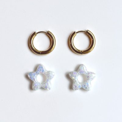 Boucle d’oreille créole fleur en résine blanche pailletée avec anneau doré