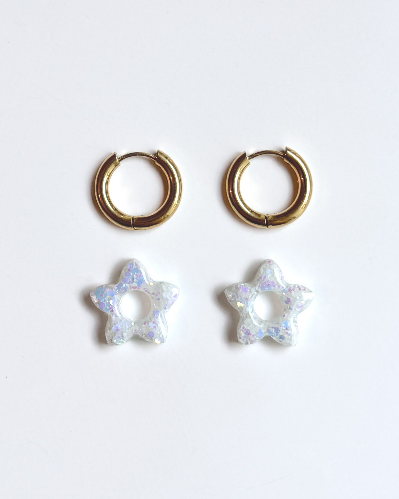 Boucle d’oreille créole fleur en résine blanche pailletée avec anneau doré