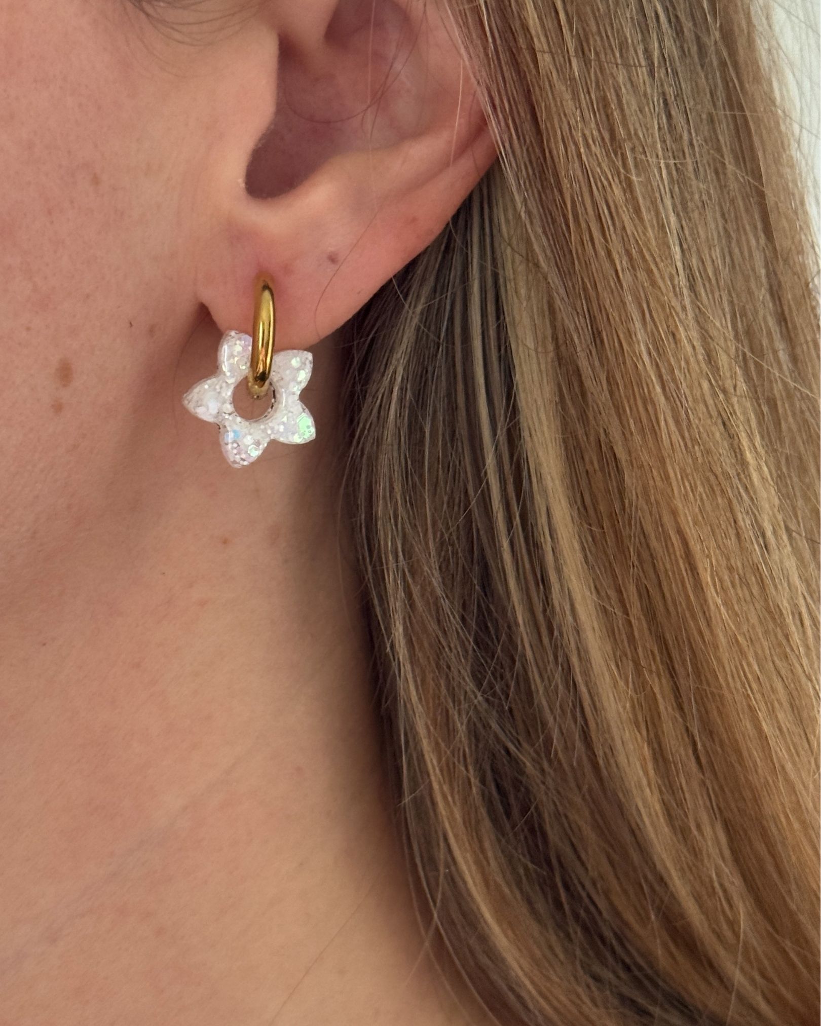 Boucle d’oreille créole fleur pailletée en résine blanche avec anneau doré