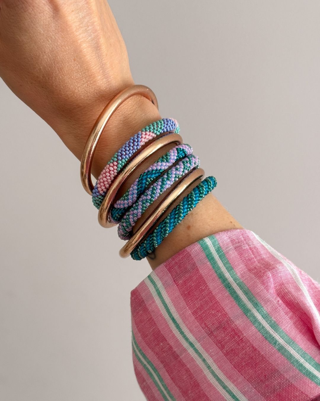 Bracelet népalais #103 (vert, bleu et rose) – Image 4