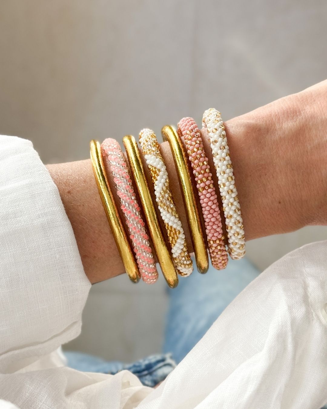 Bracelet népalais #87 (blanc et doré) – Image 2